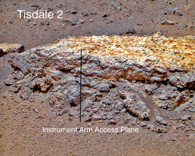 Tisdale 2是“机遇号”火星探测器在“奋进”陨石坑边缘详细检测的第一块岩石,它的纹理和组成不同于任何已经探索过的火星岩石。图中的黑色垂直线表示“机遇号”的机械臂的工作平台