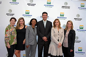 美国首映式(从左到右) Beverly Kaskey (HSUS 好莱坞代表), 演员 Megan Blake, Diaky Diaz, Wayne Pacelle (HSUS 总裁和首席执行官), Marianne Thieme 和 Karen Soeters
